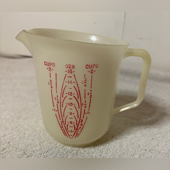 Tupperware 2 Cup Measuring Pitcher Raised Red Lettering Vintage Cups 134-1 16 oz - Picture 1 of 4